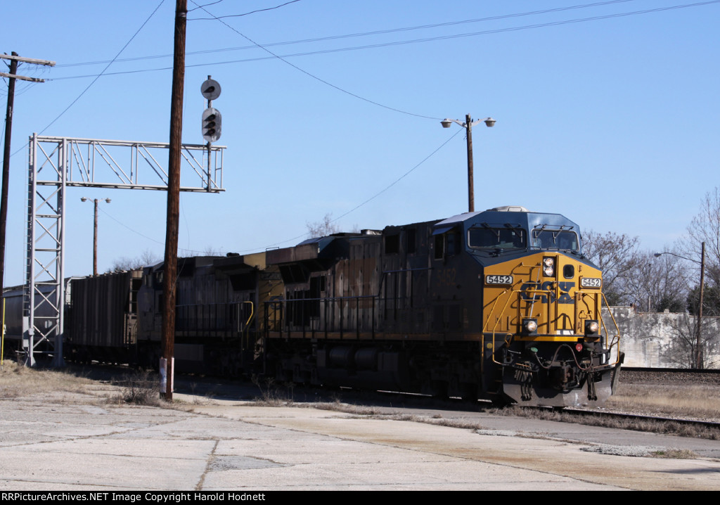 CSX 5452 leads train Q463 southbound